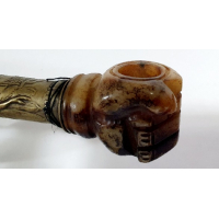 Chinese opiumpijp met nefriet (jade) en koper, op standaard 